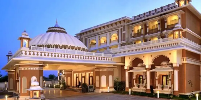 Top 10 Luxury Hotels in Delhi with Private Tour Options for Premium Guests